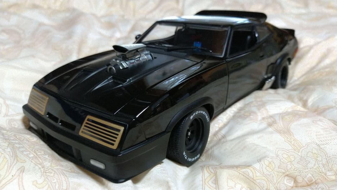 マッドマックスインターセプトター1/18スケール。